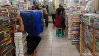 Penjual pun membolehkan para pembacanya membuka bungkus bukunya untuk dilihat dahulu.