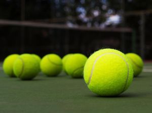 Warna Bola Tenis Hijau atau Kuning?