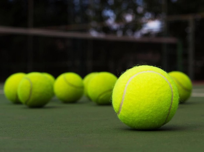 Tidak diketahui seberapa kencang bola tenis mengenai dada sang pria. (Foto: Thinkstock) Tidak diketahui seberapa kencang bola tenis mengenai dada sang pria. (Foto: Thinkstock)