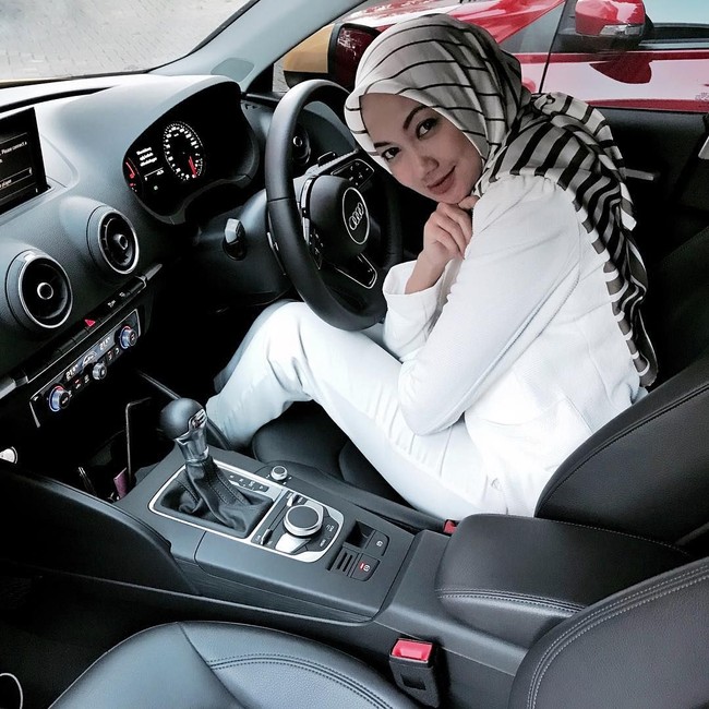 Manisnya Diandra Gautama dalam setelan serba putih dan striped scarf yang dibuat simpel dan konvensional ketika akan balapan. Wanita berkulit putih ini sudah memiliki pengikut lebih dari 93 ribu. Foto: Dok. Instagram @diandragautama