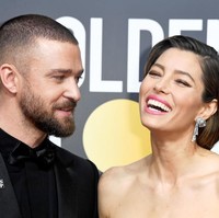 Hadir bersama sang istri, Jessica Biel, Justin Timberlake tampak memakai bros Time’s Up di dada kanannya. (Foto: Getty Images)