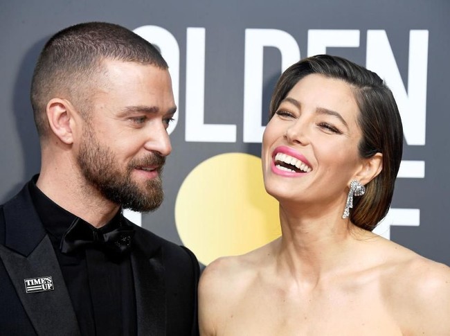 Hadir bersama sang istri, Jessica Biel, Justin Timberlake tampak memakai bros Time’s Up di dada kanannya. (Foto: Getty Images)