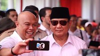 Meski tak lagi muda, Prabowo Subianto masih sangat karismatik. Tak sedikit yang memintaya untuk ber-selfie atau foto bareng.