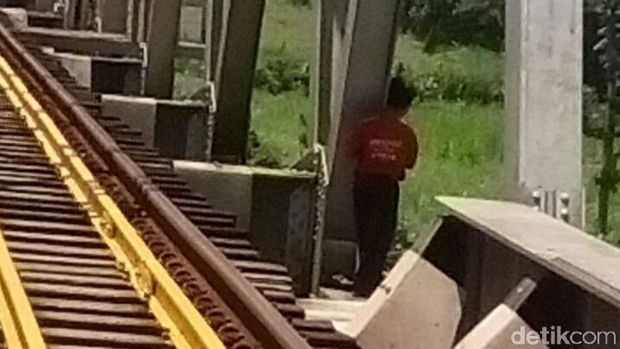 AW saat di pinggir jembatan/