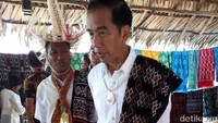 Jokowi, yang mengenakan kemeja putih lengan panjang dengan selempang kain khas Rote, melihat-lihat hasil kerajinan yang dijajakan. Mulai dari topi tilangga khas Rote, alat musik sasando, dan berbagai pernak-pernik. (Ray Jordan/detikcom)