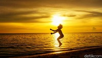 Saat matahari terbenam, traveler akan disuguhkan dengan pemandangan sunset yang memukau dari bibir pantai berpasir putih bersih (Moehammad Bakrie/detikTravel)