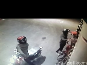 Aksi Teror Begal Bersenjata Katana di Bandung Ini Terekam CCTV