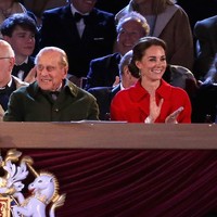 Di perayaan ulang tahun Ratu Elizabeth II pada 2016 lalu, Kate mengenakan coat Zara berwarna merah yang dijual seharga 49,99 poundsterling atau sekitar Rp 1 juta. (Foto: Getty Images)