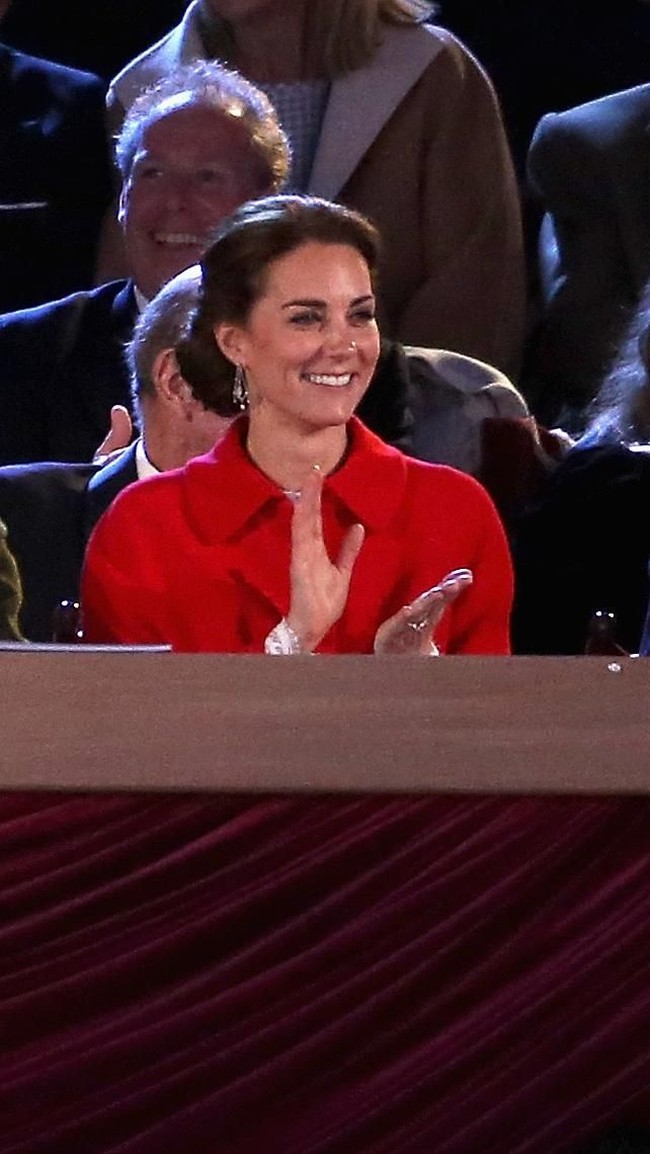 Di perayaan ulang tahun Ratu Elizabeth II pada 2016 lalu, Kate mengenakan coat Zara berwarna merah yang dijual seharga 49,99 poundsterling atau sekitar Rp 1 juta. (Foto: Getty Images)