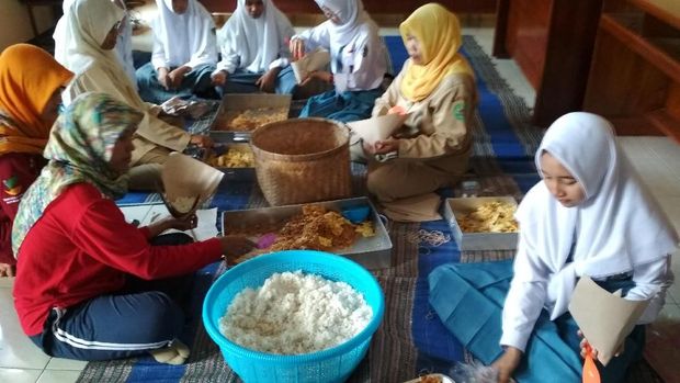 Bantuan logistik juga terus disalurkan