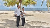 Foto: Saat ditanya, Jokowi menjelaskan maksud dirinya membasuh muka dengan air laut. Dia ingin merasakan segarnya air laut Indonesia bagian paling selatan. Ini kan air laut Indonesia bagian selatan, paling selatan. Kita kan bisa merasakan segarnya, asinnya air laut kita, kata Jokowi tersenyum. Fotografer: Agus Suparto/Biro Pers Setpres