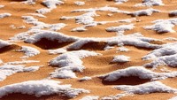 Lelehan salju di antara pasir-pasir di Sahara. Cantik ya. (Zineddine Hashas/Geoff Robinson)