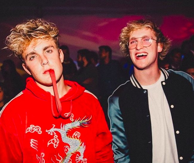 Jake Paul, yang adalah adik dari Logan Paul memiliki 18 jutaan subscriber di YouTube. Pada 2017, ia jadi sorotan karena para tetangganya mengeluhkan aktivitasnya nge-vlog yang membuat daerah sekitarnya berisik dan berbahaya. Akibat skandal tersebut, Jake diistirahatkan dari acara Bizaardvark oleh Disney Channel. Foto: Instagram
