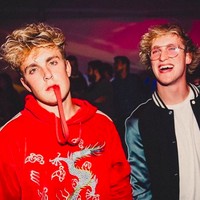 Jake Paul, yang adalah adik dari Logan Paul memiliki 18 jutaan subscriber di YouTube. Pada 2017, ia jadi sorotan karena para tetangganya mengeluhkan aktivitasnya nge-vlog yang membuat daerah sekitarnya berisik dan berbahaya. Akibat skandal tersebut, Jake diistirahatkan dari acara Bizaardvark oleh Disney Channel. Foto: Instagram
