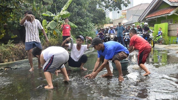 Kecewa Jalan Terus Tergenang, Warga Pekayon Tebar Lele