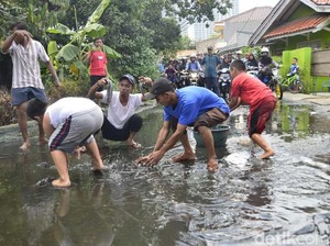 Kecewa Jalan Terus Tergenang, Warga Pekayon Tebar Lele