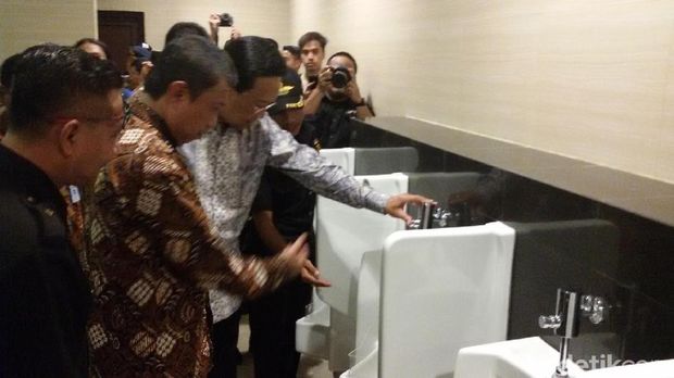 Dioperasikan, Sultan HB X Jajal Toilet Mewah di Yogya 