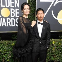 Saat datang ke Golden Globes, Angelina Jolie didampingi anaknya, Pax Thien. Bros Time’s Up tampak menghiasi jas Pax Thien, anak yang diadopsi Jolie dari Vietnam itu. (Foto: Getty Images)