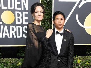 Foto: Gaya Seleb di Golden Globes 2018 Pakai Bros Antipelecehan Seks