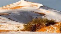 Warga lokal yang biasanya menghadapi suhu 37 derajat Celsius pada musim panas itu pun dibuat kaget dengan turunnya salju di kawasan mereka.