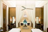 Suasana kamar tidur di dalam tenda resor (aman.com)