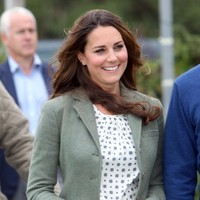 Blus bermotif yang membungkus tubuh Kate Middleton ini adalah koleksi Zara. Harganya US$ 59 atau setara dengan Rp 780 ribu. Berminat? (Foto: Getty Images)