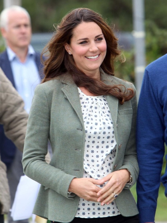 Blus bermotif yang membungkus tubuh Kate Middleton ini adalah koleksi Zara. Harganya US$ 59 atau setara dengan Rp 780 ribu. Berminat? (Foto: Getty Images)