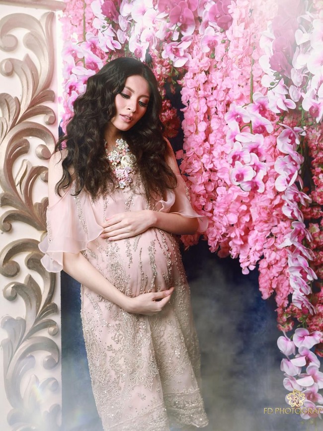 Donita dan Adi Nugroho menikah sejak september 2014 dan telah memiliki seorang putra bernama Alfarizqy Ataris Svarga Nugroho, yang kini berusia 2 tahun.  Dan saat ini, Donita tengah berbahagia karena segera dikaruniai satu lagi anggota keluarga baru. (Foto: Instagram)