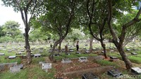 Seorang warga melintas di kawasan TPU Karet Bivak DKI Jakarta.