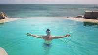 Berenang juga merupakan hobinya lho. Foto: Instagram @mike_lewis