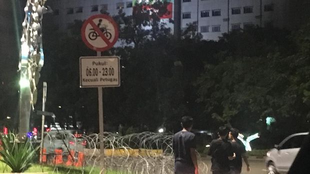 Rambu Masih Terpasang, Sudah Ada Motor yang Melintas di Thamrin
