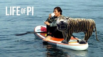 Bu Susi pun tak mau ketinggalan berpose dengannya. (Foto: Internet)