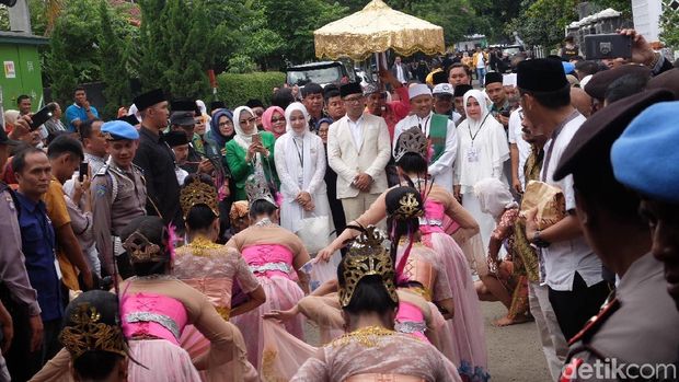Diantar Ratusan Pendukung ke KPU, Pasangan RINDU Tebar Senyum