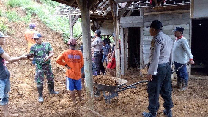 Longsor 6 Titik di Trenggalek Rusak 8 Rumah Warga