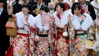 Kompak tampil mengenakan kimono, gadis-gadis ini sukses bikin kaum cowok meleleh. REUTERS/Kim Kyung-Hoon.