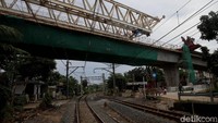 Flyover tersebut melintang di atas rel kereta dari barat ke timur untuk mengurangi kemacetan di perlintasan apabila kereta api melintas dikawasan tersebut.