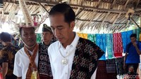 Tak lupa Jokowi membeli kain khas Rote. Foto: Presiden Jokowi dan Iriana beli kain tenun di Rote. (Ray Jordan/detikcom)