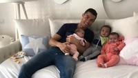 Cristiano Ronaldo bersama Alana dan si kembar Eva dan Mateo. (Dok. Instagram/cristiano)
