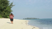 Selain pesona bahari, traveler yang tidak main air juga bisa menikmati keindahan Pantai Kapoposang yang berpasir putih. Indah bukan? (Moehammad Bakrie/detikTravel)