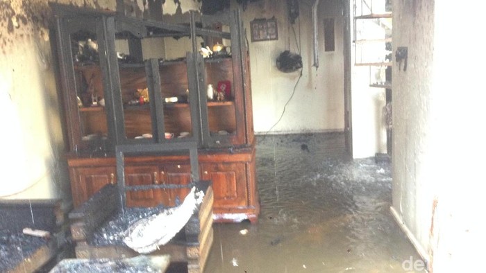 Sebuah Rumah di Duren Sawit Terbakar, 15 Unit Damkar Diterjunkan