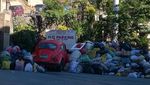 Parkir Sembarangan Mobil-mobil Ini Jadi Tempat Sampah Umum