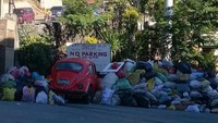Diberitakan Vira4real, hal tersebut bukan tanpa alasan, sebab mobil-mobil yang keseringan milik wisatawan itu dipenuhi oleh tumpukan sampah itu karena mereka memarikir ditempat yang ditunjuk untuk penampungan sampah di wilayah itu dan sudah jelas tertera tanda dilarang parkir di tempat tersebut. Foto: Pool (Viral4Real)