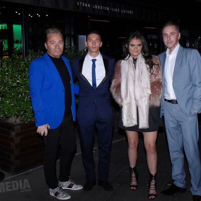 Saffron dan saudara kembarnya, Aspen, adalah anak pertama yang terdaftar memiliki dua ayah dan tidak memiliki ibu. Tony dan Barrie adalah pasangan gay yang menjadi ayah dan memiliki anak melalui program sewa rahim. Foto: Instagram