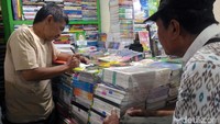 Sistem jual belinya pun masih sangat manual, salah satunya sistem kwitansinya yang ditulis tangan.