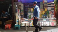 Pedagang memajang lapaknya di bawah tenda terpal.