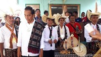 Jokowi, yang mengenakan kemeja putih lengan panjang dengan selempang kain khas Rote, melihat-lihat hasil kerajinan yang dijajakan. Mulai dari topi tilangga khas Rote, alat musik sasando, dan berbagai pernak-pernik.  Foto: Presiden Jokowi dan Iriana beli kain tenun di Rote. (Ray Jordan/detikcom)