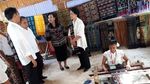 Jokowi dan Iriana Beli Tenun Ikat Rote Rp 600 Ribu