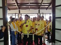 Airlangga menggunting pita