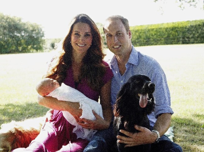 Untuk foto resminya setelah kelahiran Pangeran George, Kate Middleton mengandalkan gaun fuchsia dari label Seraphine Jolene seharga US$ 68 atau sekitar Rp 900 ribu. (Foto: Getty Images)