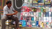 Mereka mampu bertahan dari derasnya serbuan pasar online.